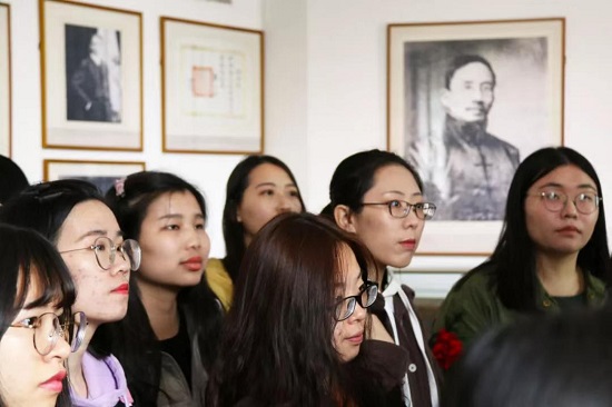永利集团官网师生参观北大红楼照片1.jpg