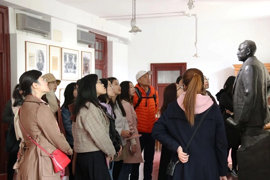 永利集团官网师生参观北大红楼照片2.jpg